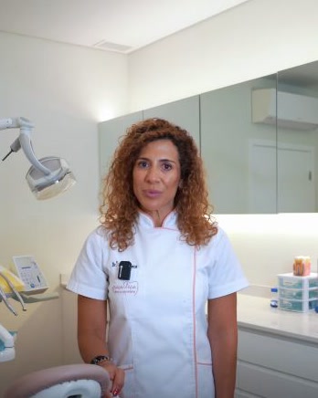 Dra. Graça Leça em ambiente clínico
