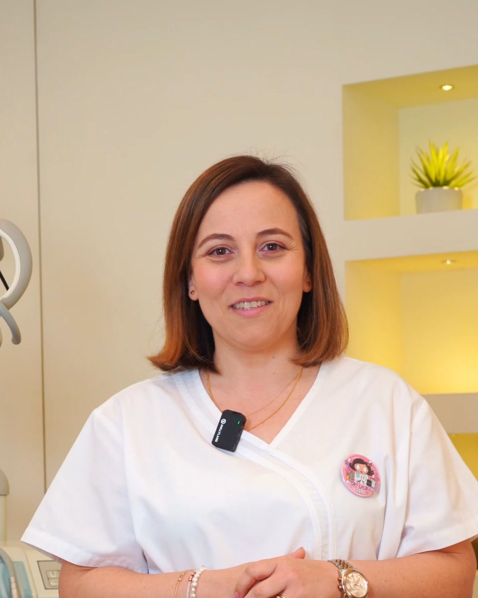 Dra. Laura Semide em ambiente clínico
